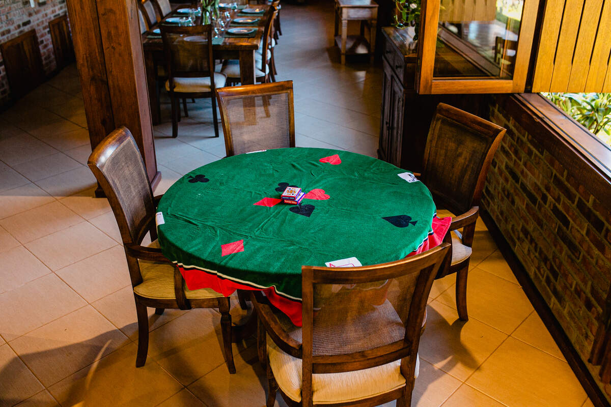 Mesa de jogos e cartas
